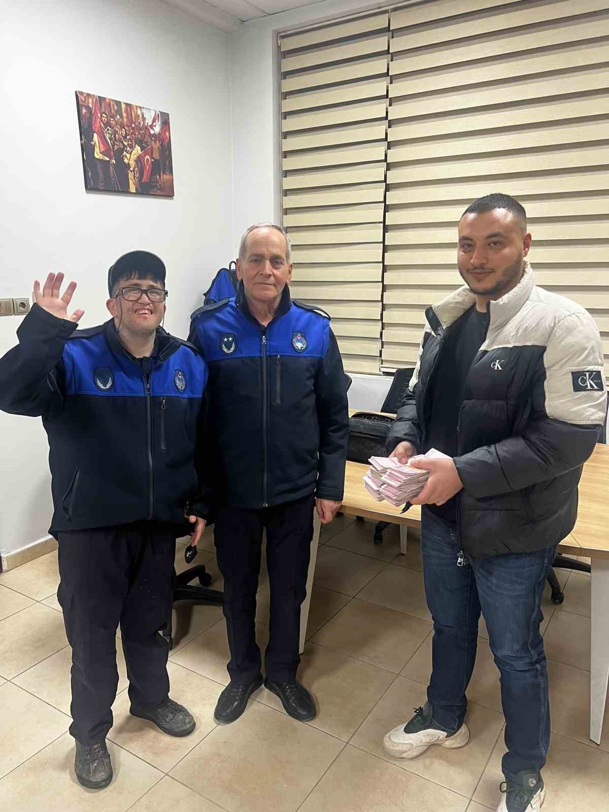 Kaldırımda bulunan para dolu çanta sahibine teslim edildi
