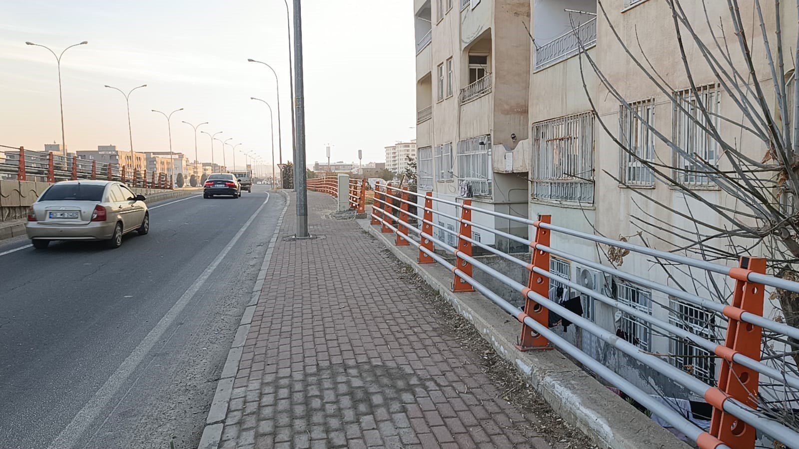 Kaldırımda yürürken hayatının şokunu yaşadı
