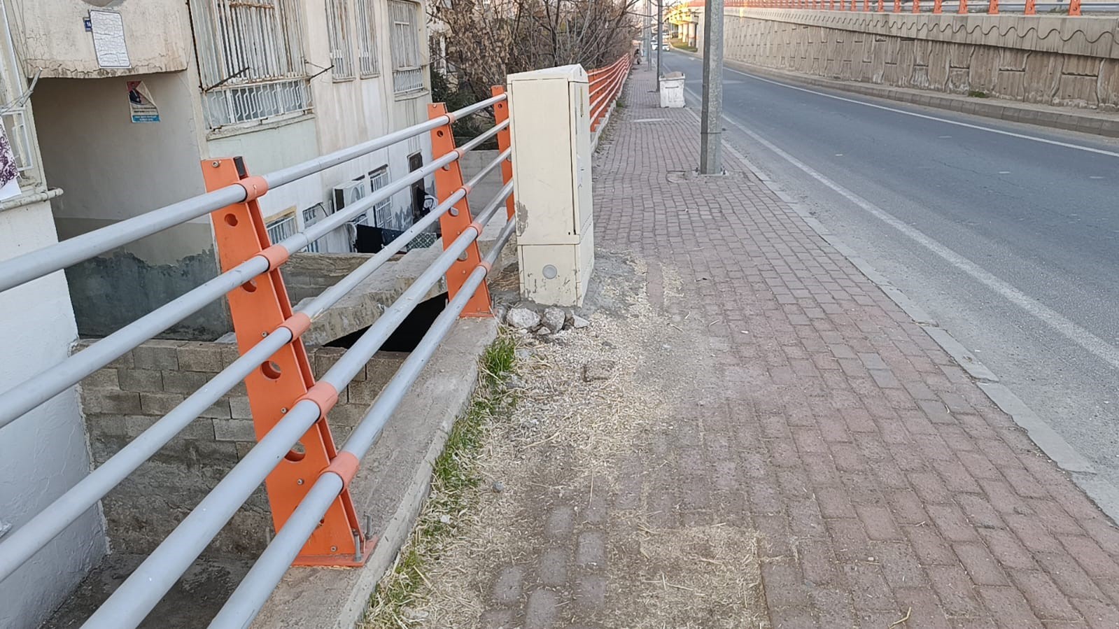 Kaldırımda yürürken hayatının şokunu yaşadı
