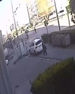 Kaldırımda yürüyen yayanın otomobilin altında kaldığı anın görüntüsü ortaya çıktı
