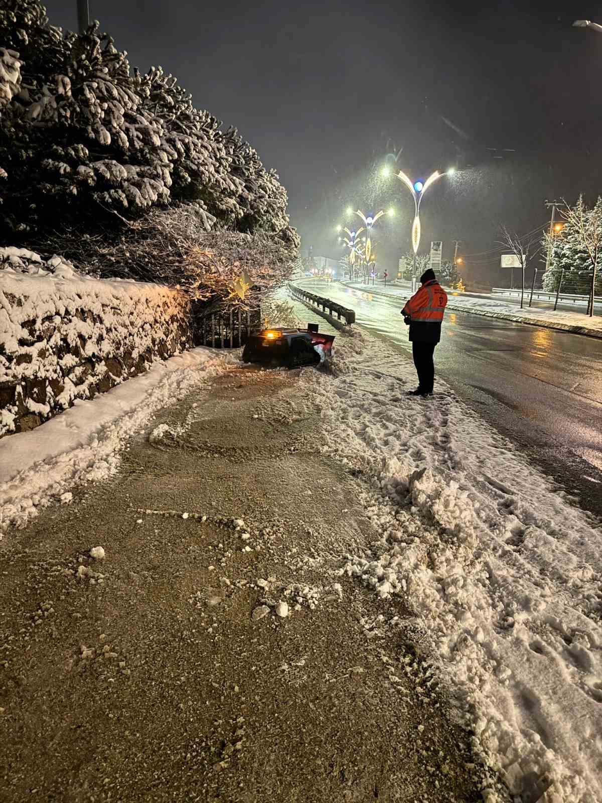 Kaldırımlar robotik araçlarla kardan temizleniyor
