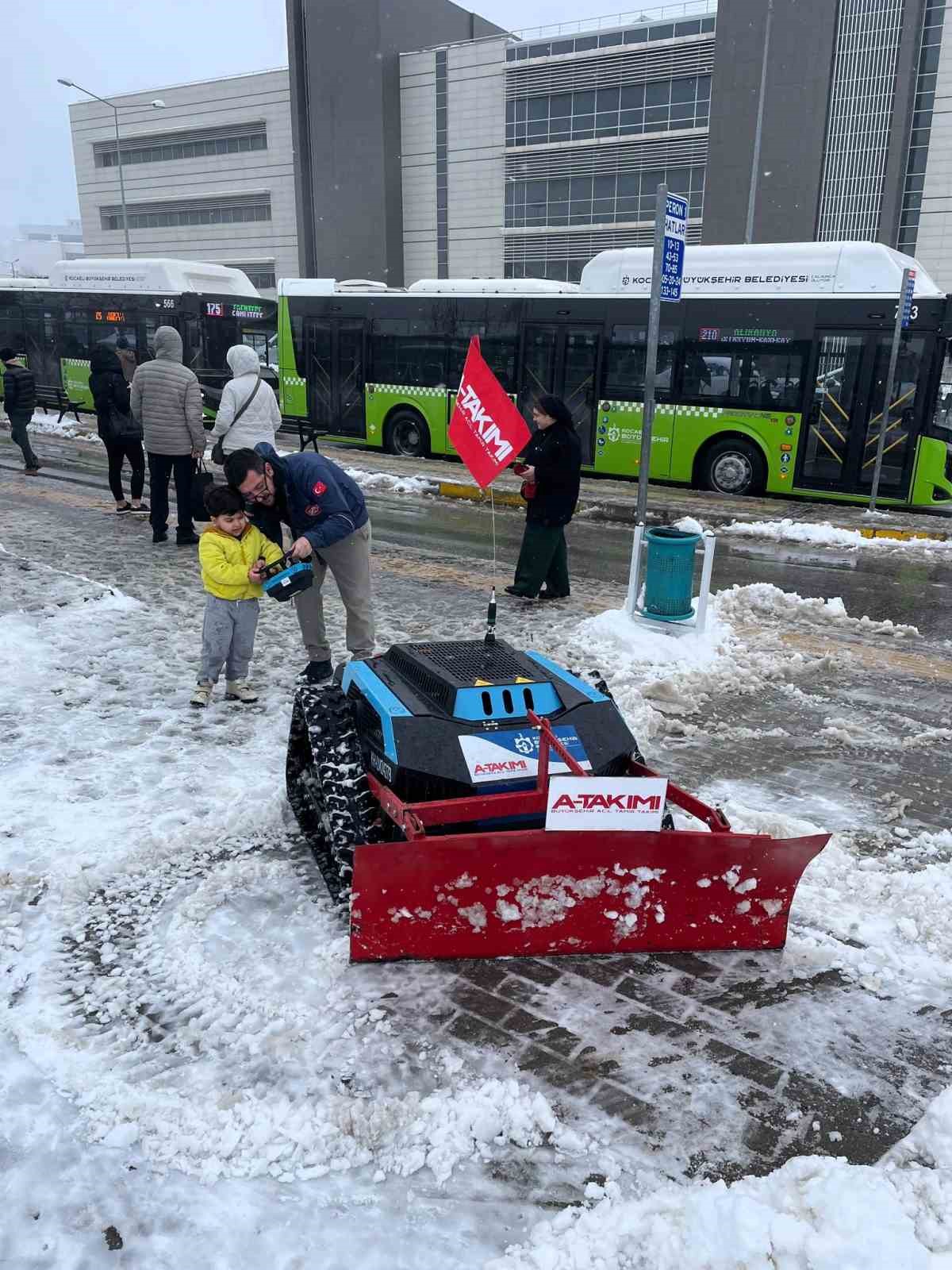 Kaldırımlar robotik araçlarla kardan temizleniyor
