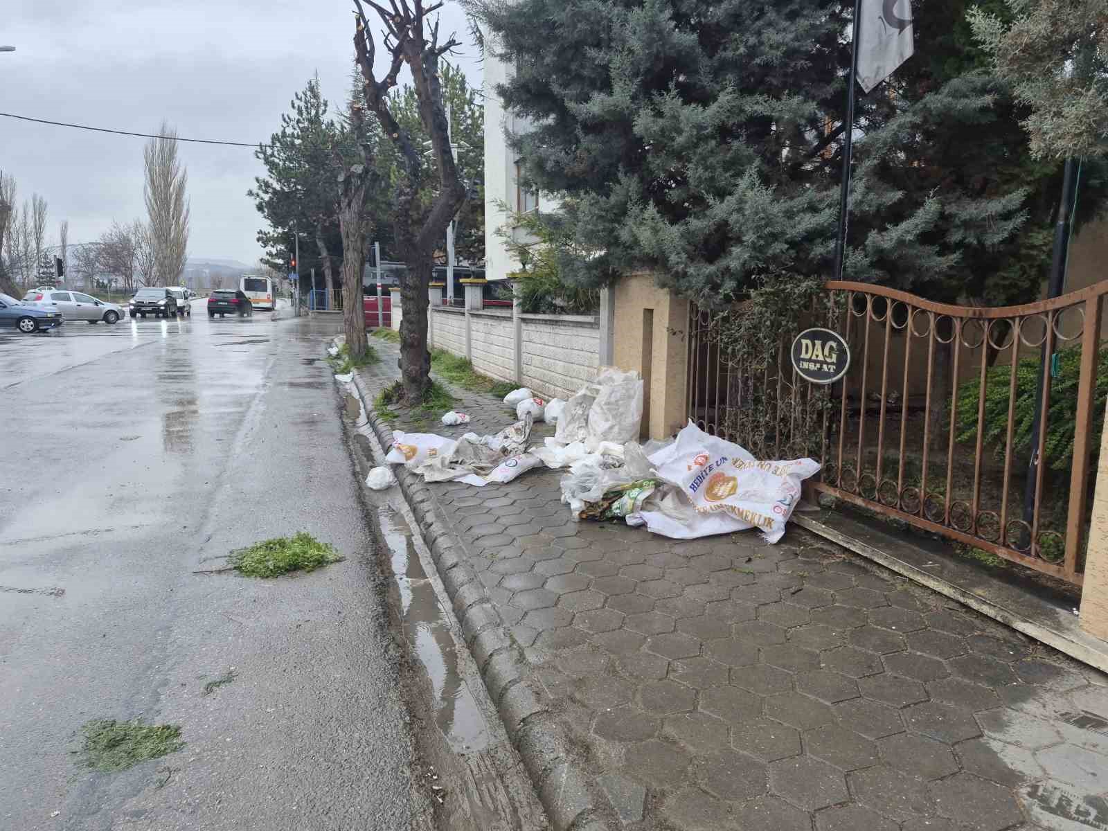 Kaldırımları çöplük gibi kullanıyorlar
