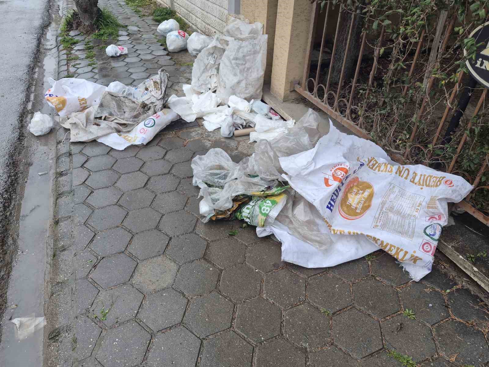 Kaldırımları çöplük gibi kullanıyorlar
