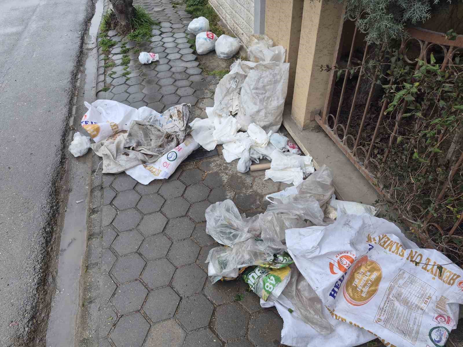 Kaldırımları çöplük gibi kullanıyorlar
