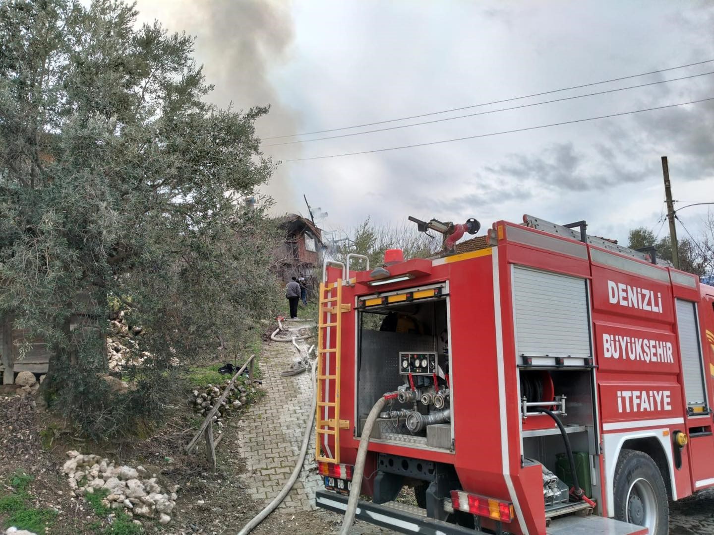 Kale’de alevlere teslim olan ev kullanılamaz hale geldi
