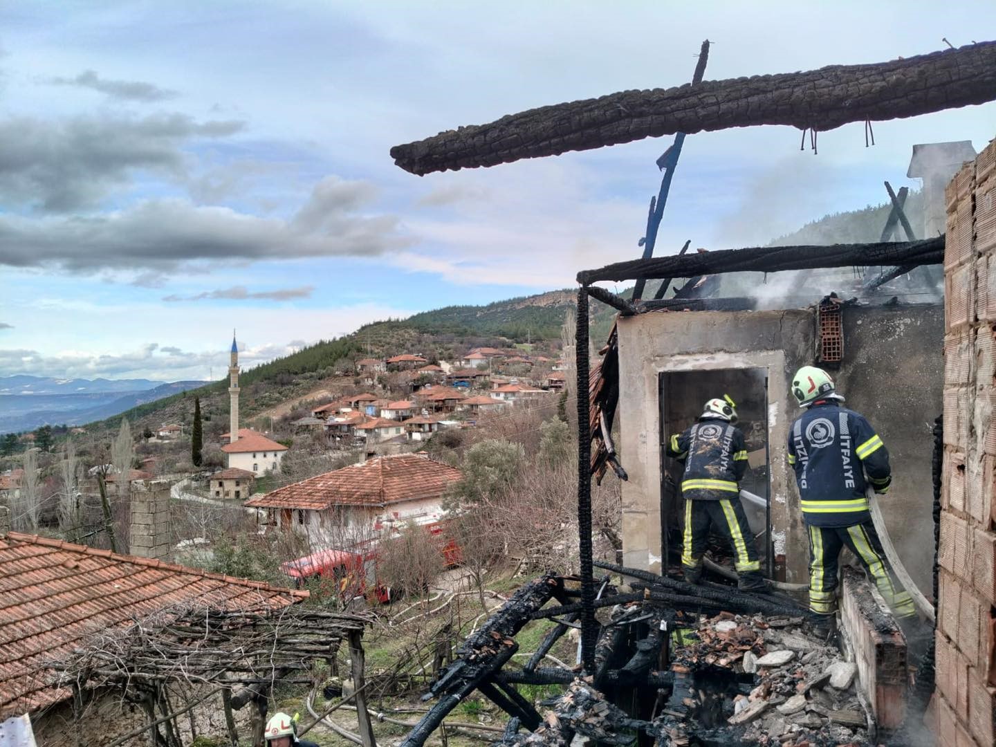 Kale’de alevlere teslim olan ev kullanılamaz hale geldi
