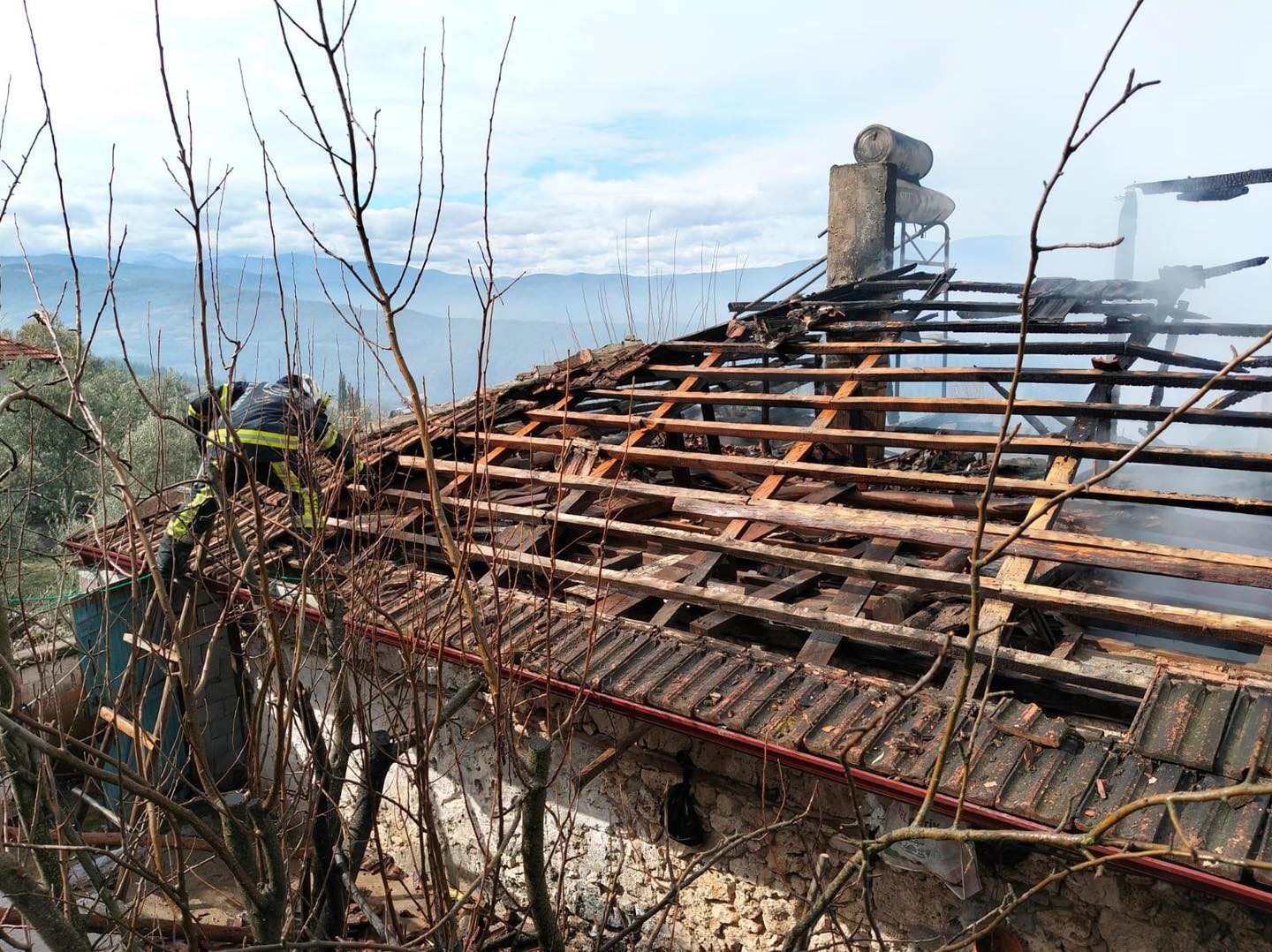Kale’de alevlere teslim olan ev kullanılamaz hale geldi
