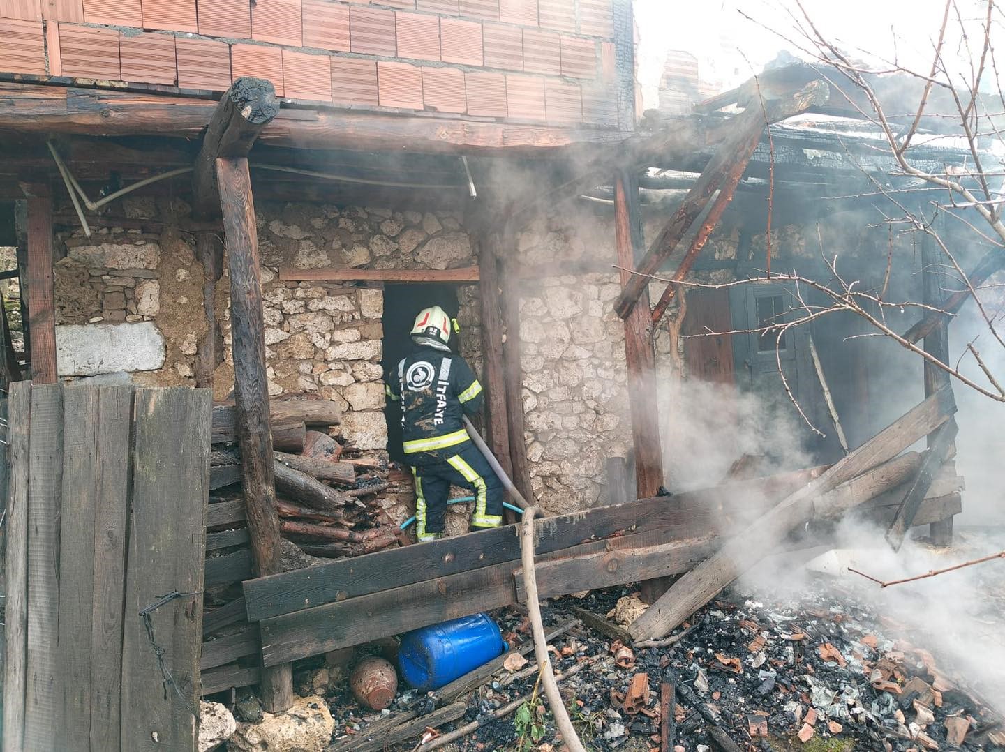 Kale’de alevlere teslim olan ev kullanılamaz hale geldi
