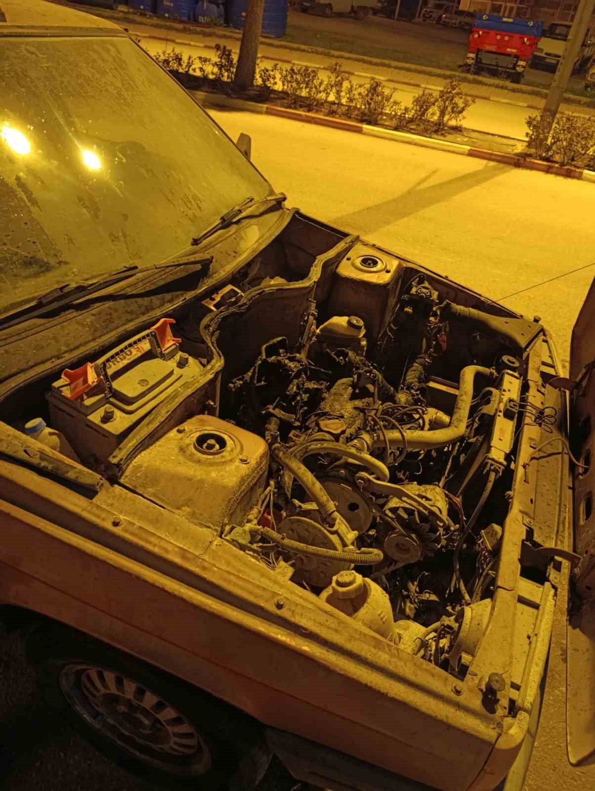 Kale’de seyir halindeki araç alev alev yandı
