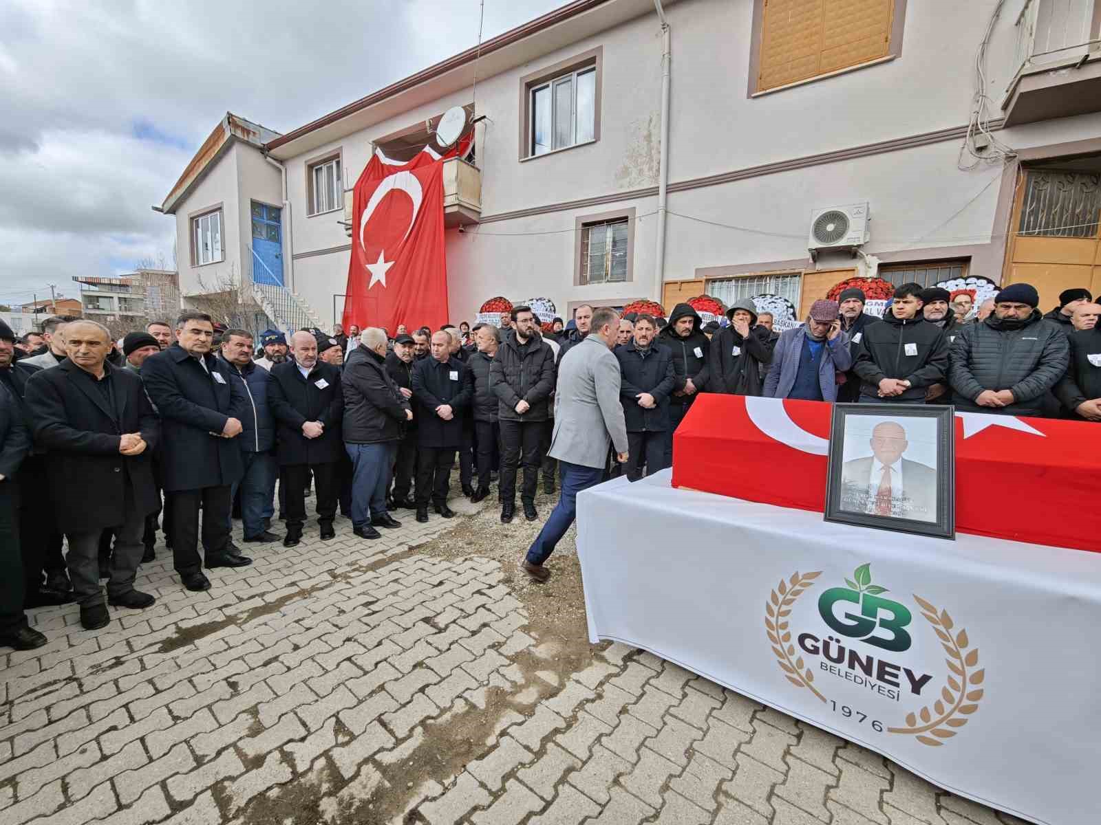 Kalp krizi sonrası vefat eden belediye başkanı toprağa verildi
