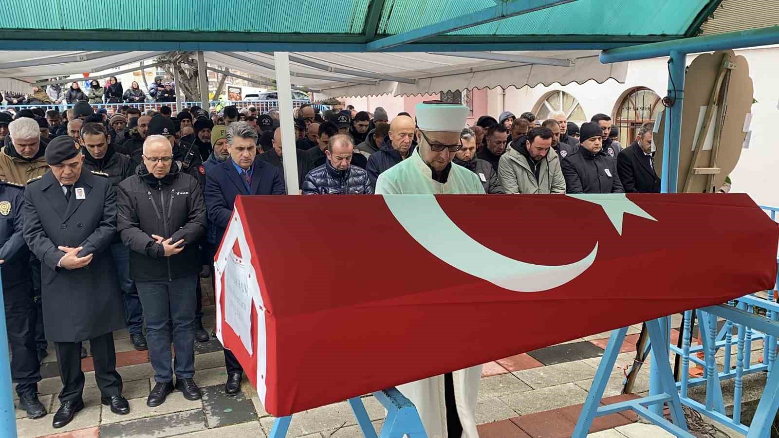 Kalp krizine yenik düşen polis memuru memleketinde son yolculuğuna uğurlandı
