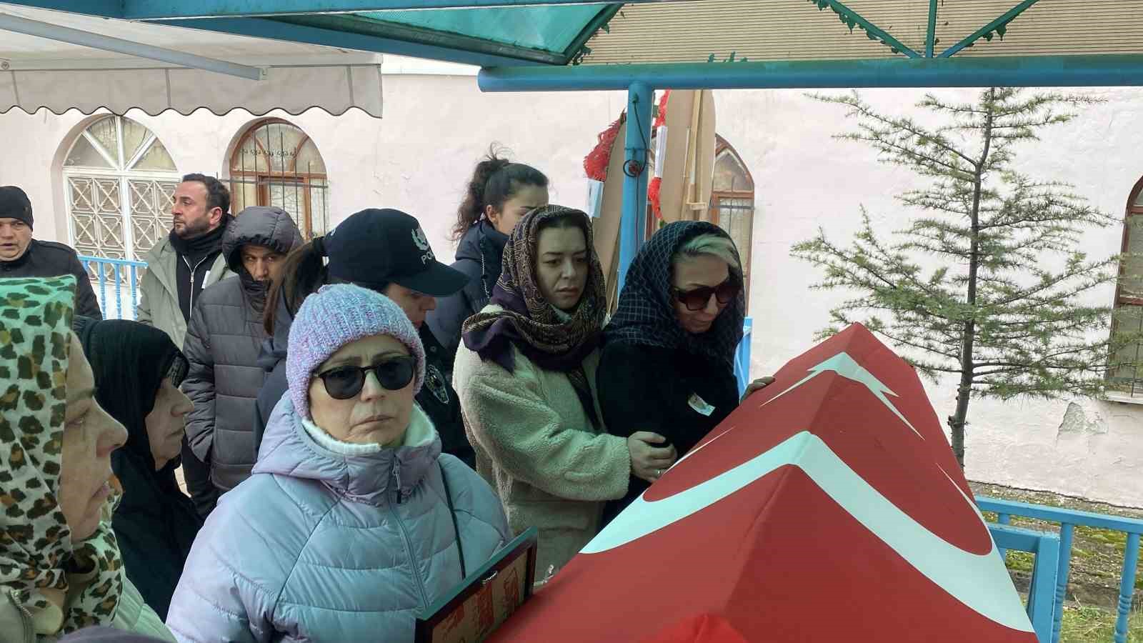 Kalp krizine yenik düşen polis memuru memleketinde son yolculuğuna uğurlandı
