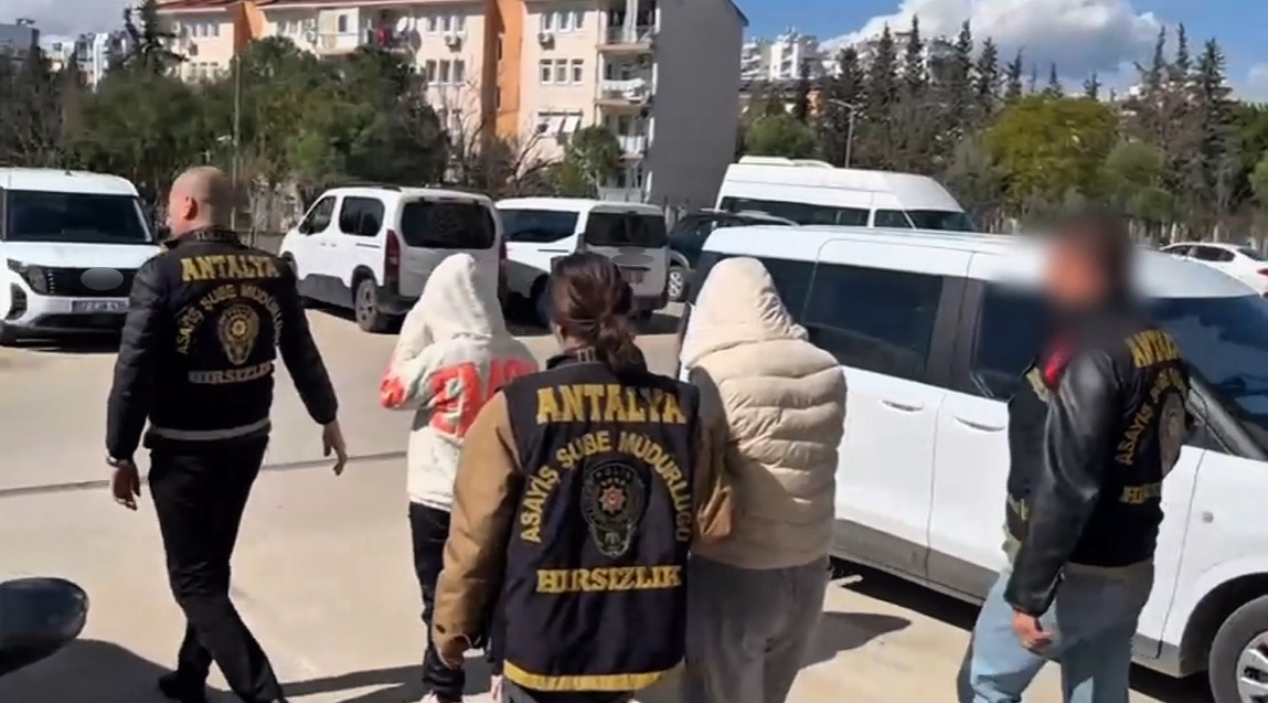 Kamera ve ziynet eşyası çaldılar, güvenlik kameralarından yakayı ele verdiler
