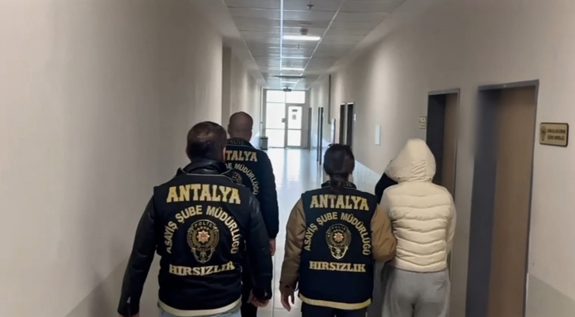 Kamera ve ziynet eşyası çaldılar, güvenlik kameralarından yakayı ele verdiler
