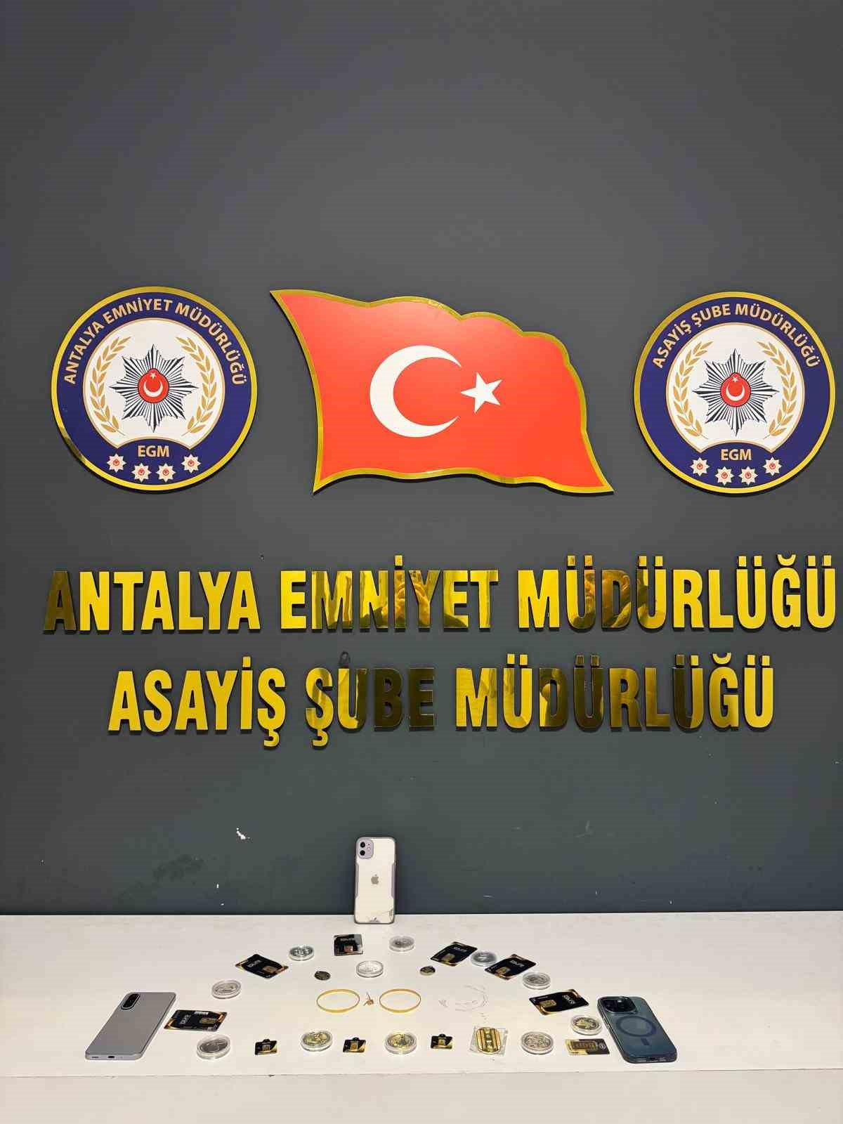 Kamera ve ziynet eşyası çaldılar, güvenlik kameralarından yakayı ele verdiler
