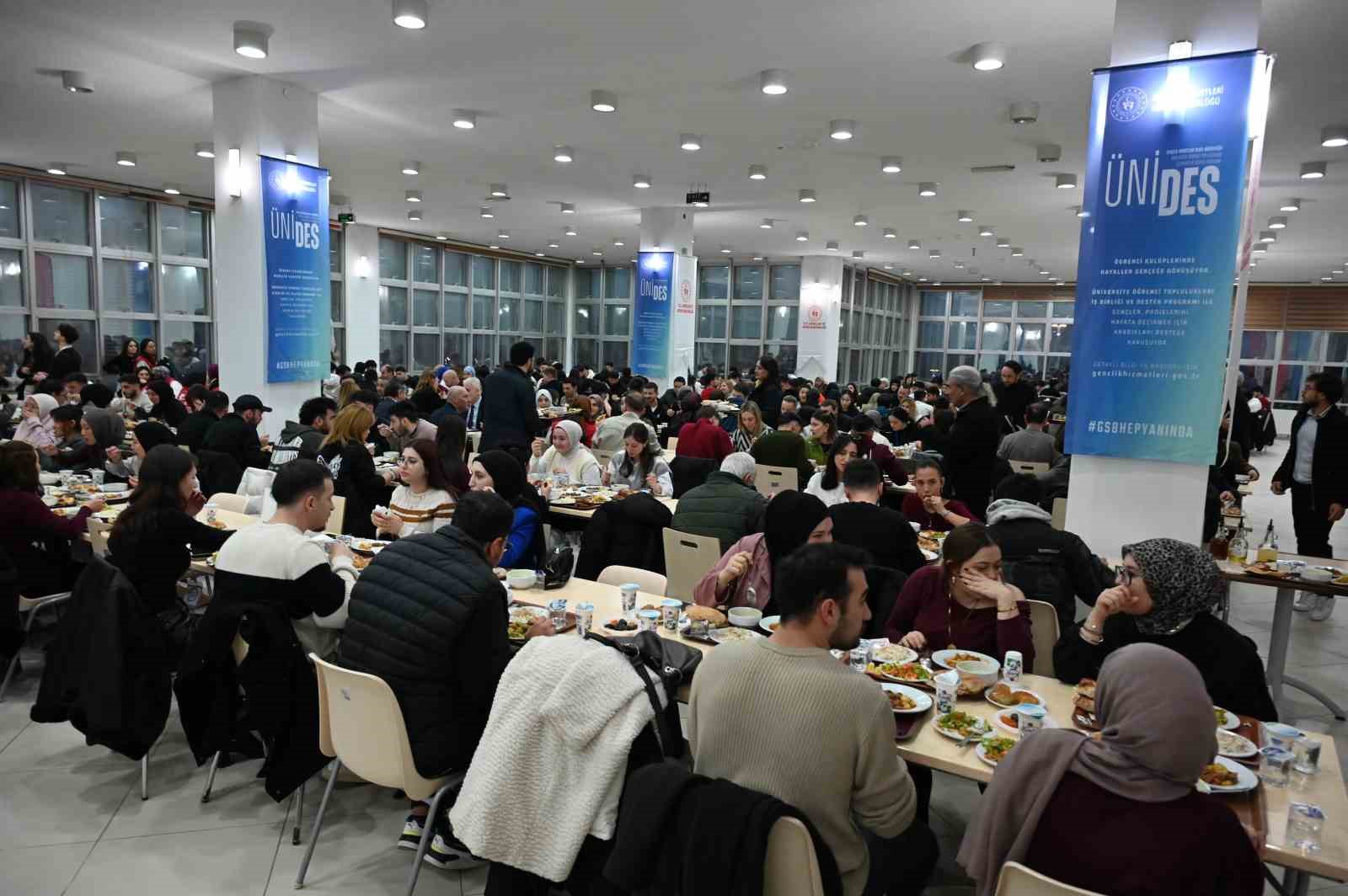 "Kampüs İftarları" etkinliği gençleri aynı sofrada buluşturdu
