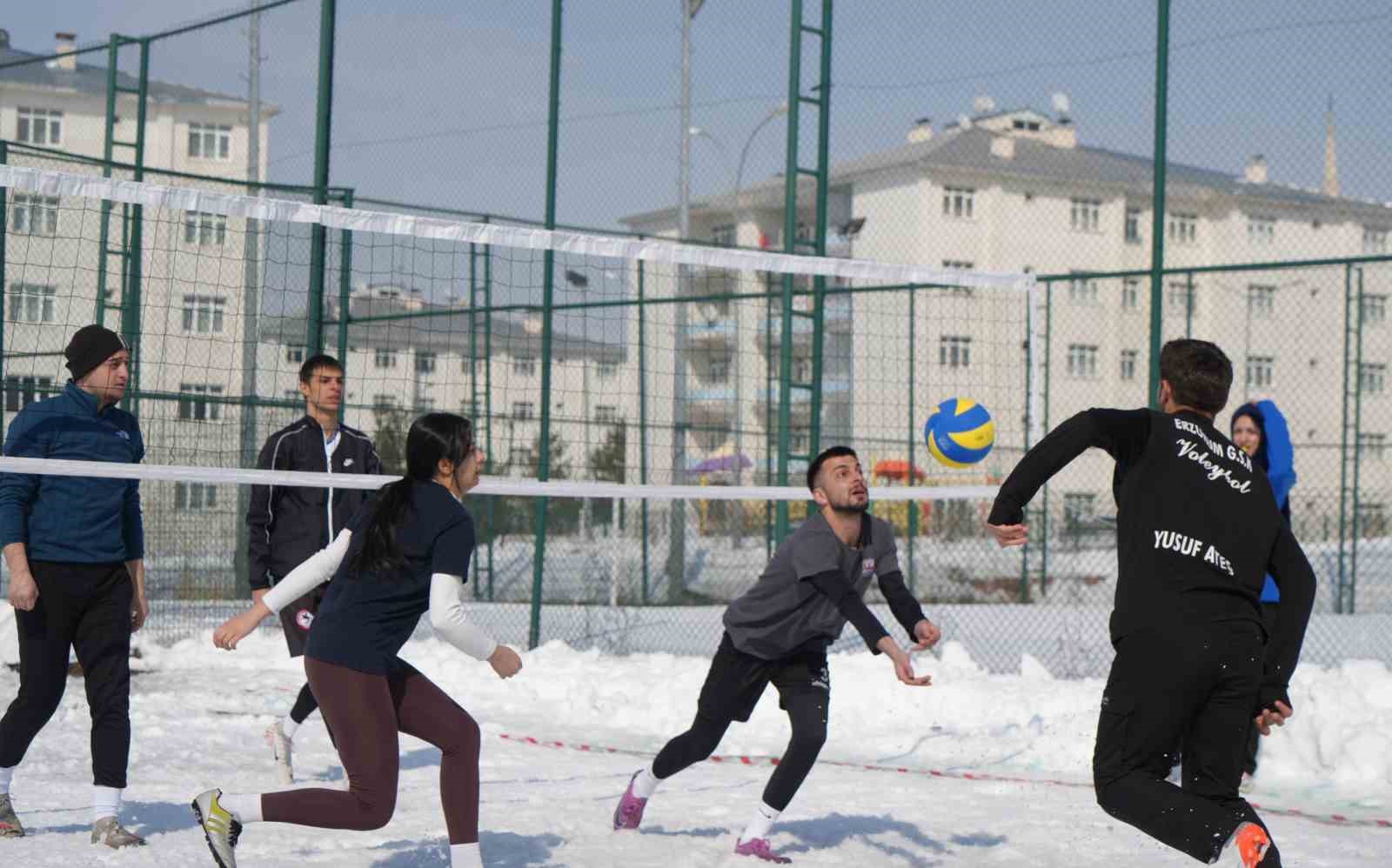 Kampüste kar voleybolu heyecanı
