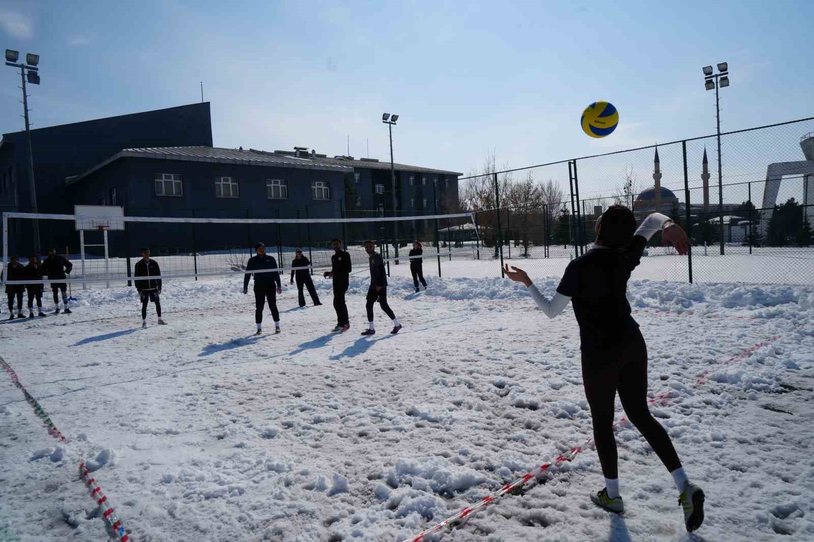 Kampüste kar voleybolu heyecanı
