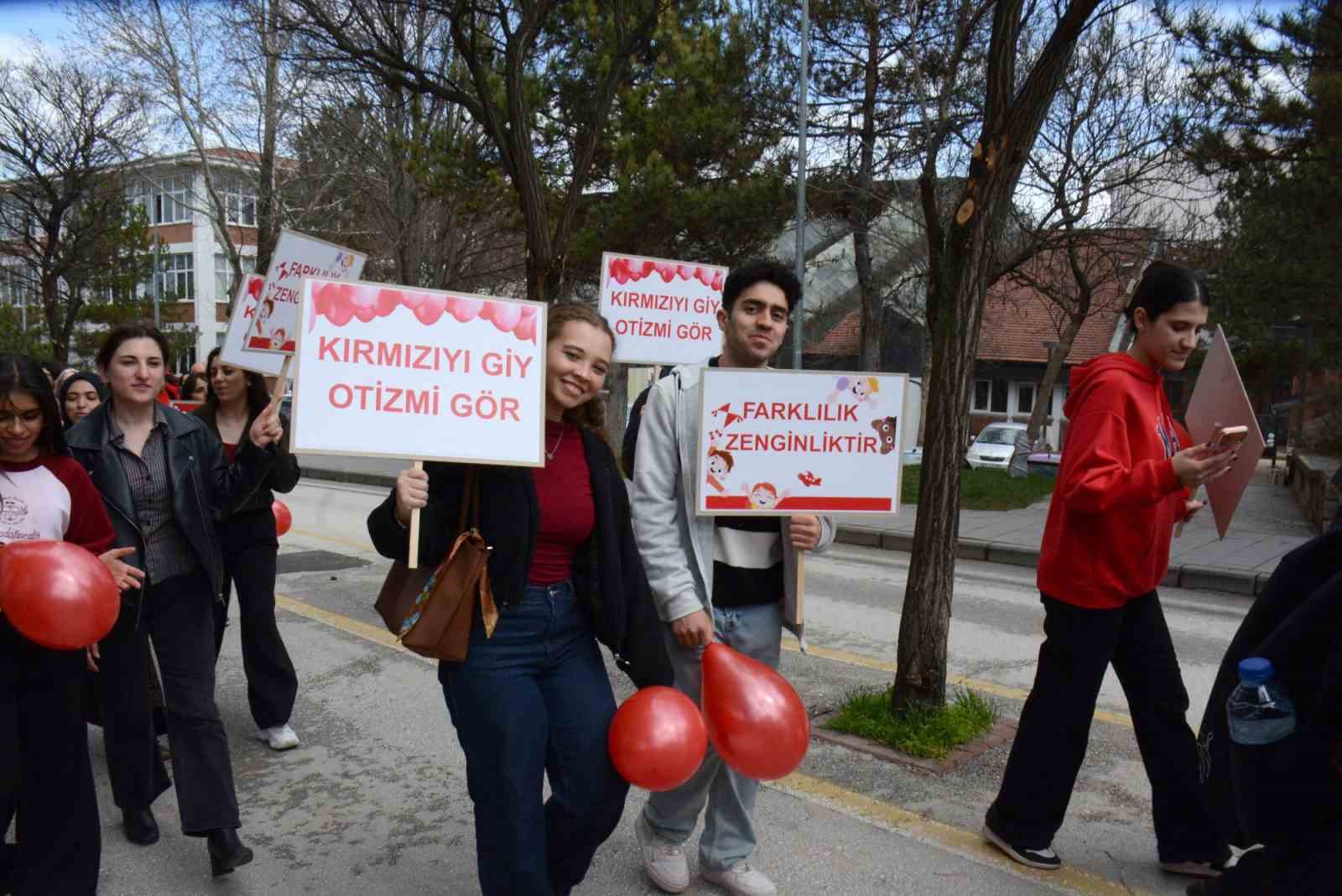Kampüste "Otizm İçin Kırmızı Kampüs Yürüyüşü"
