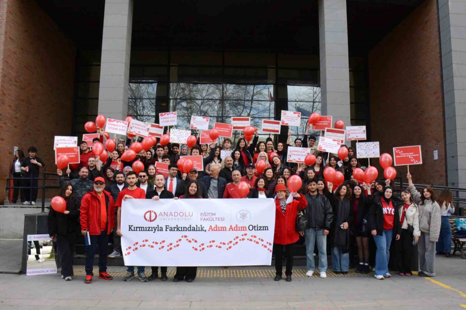 Kampüste "Otizm İçin Kırmızı Kampüs Yürüyüşü"
