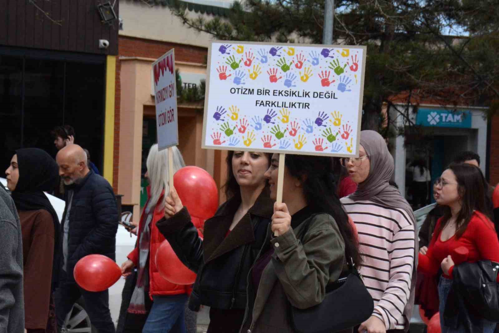 Kampüste "Otizm İçin Kırmızı Kampüs Yürüyüşü"
