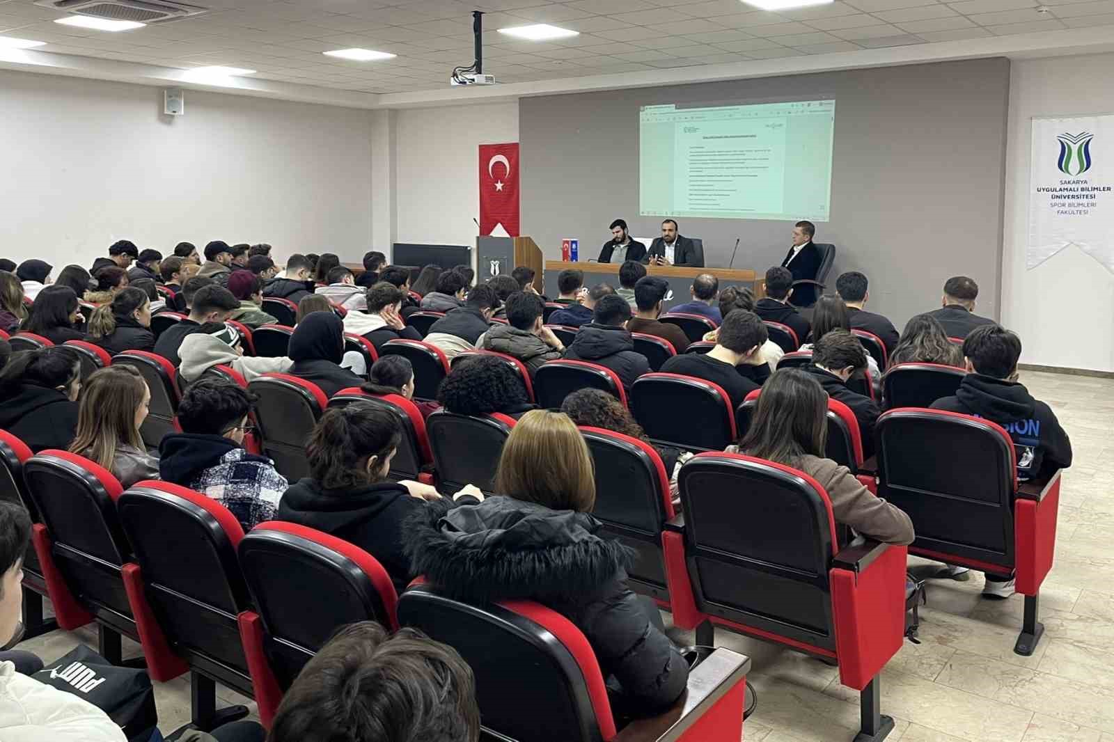 Kamu ve sektör temsilcileri tecrübelerini öğrencilerle paylaştı
