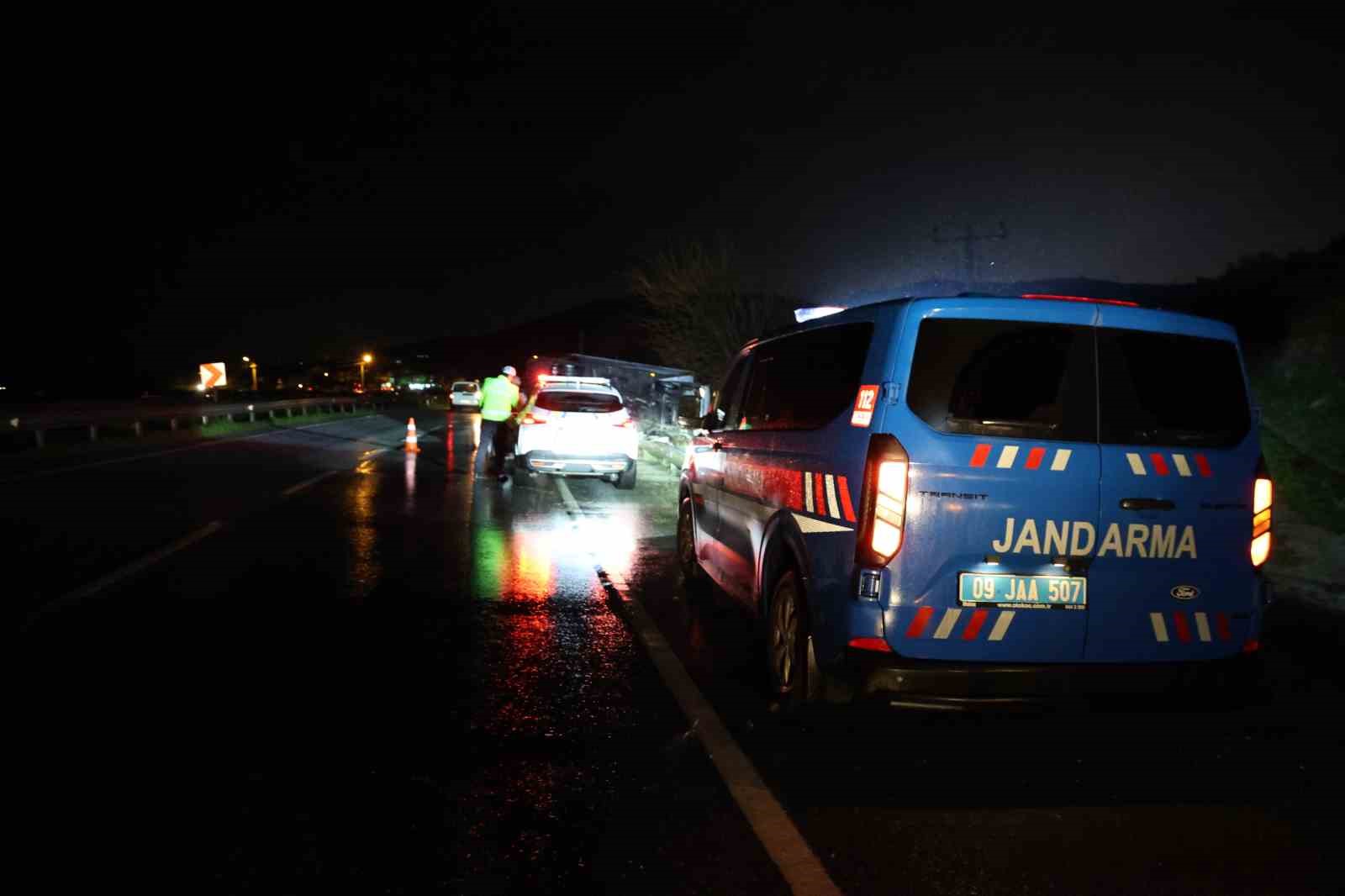 Kamyon bariyerlerde askıda kaldı, sürücü hafif yaralandı
