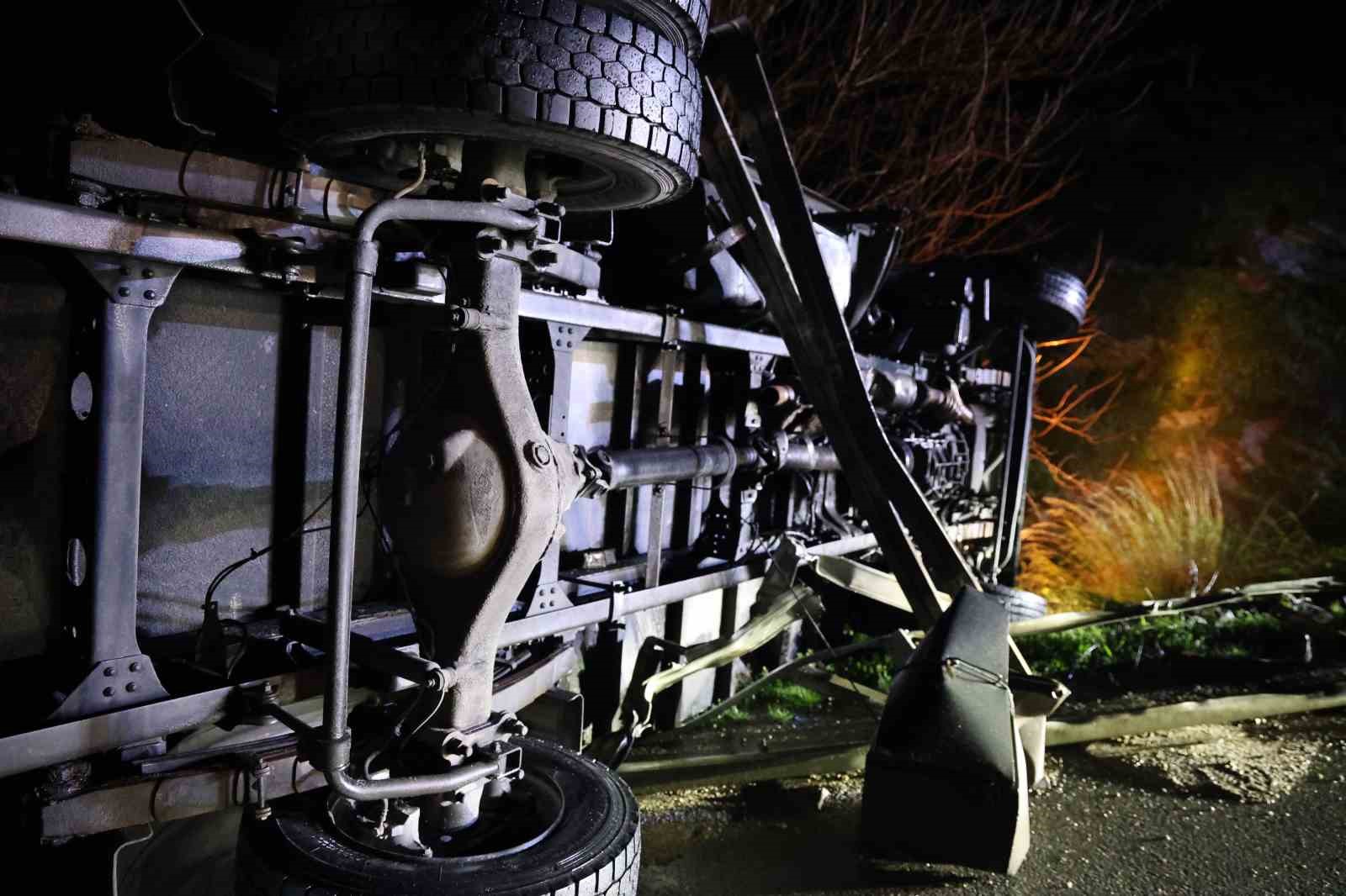 Kamyon bariyerlerde askıda kaldı, sürücü hafif yaralandı
