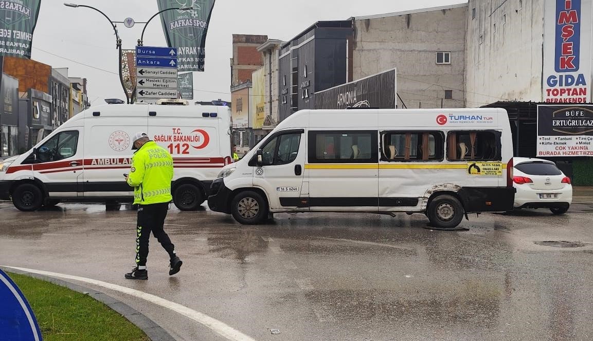 Kamyon ile servis minibüsü çarpıştı 4 kişi yaralandı
