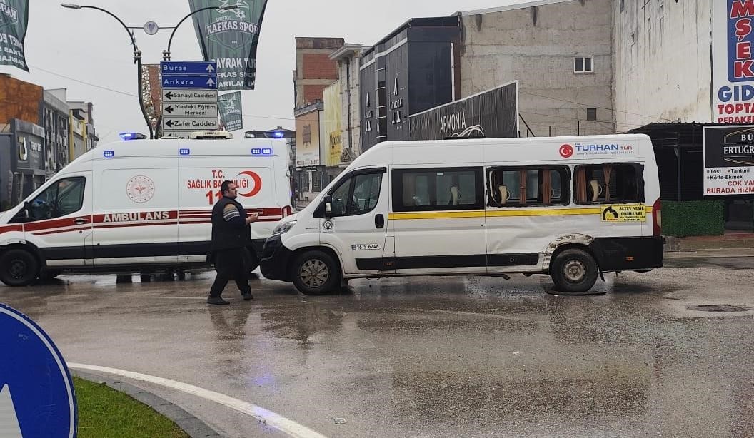 Kamyon ile servis minibüsü çarpıştı 4 kişi yaralandı
