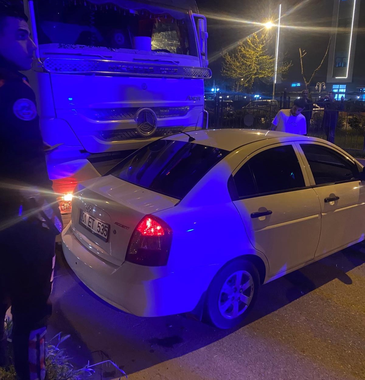 Kamyon otomobili sürükledi
