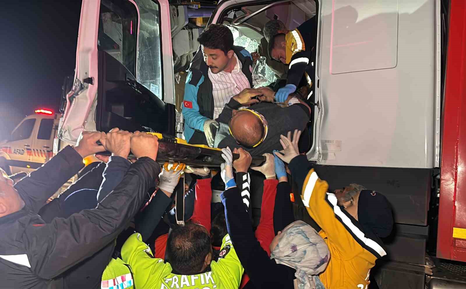 Kamyon tıra çarptı, sürücü kabinde sıkıştı: Ekipler zamanla yarıştı

