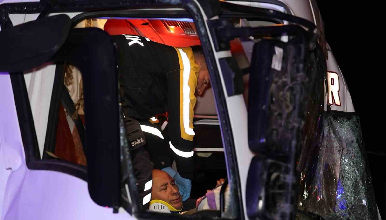 Kamyon tıra çarptı, sürücü kabinde sıkıştı: Ekipler zamanla yarıştı
