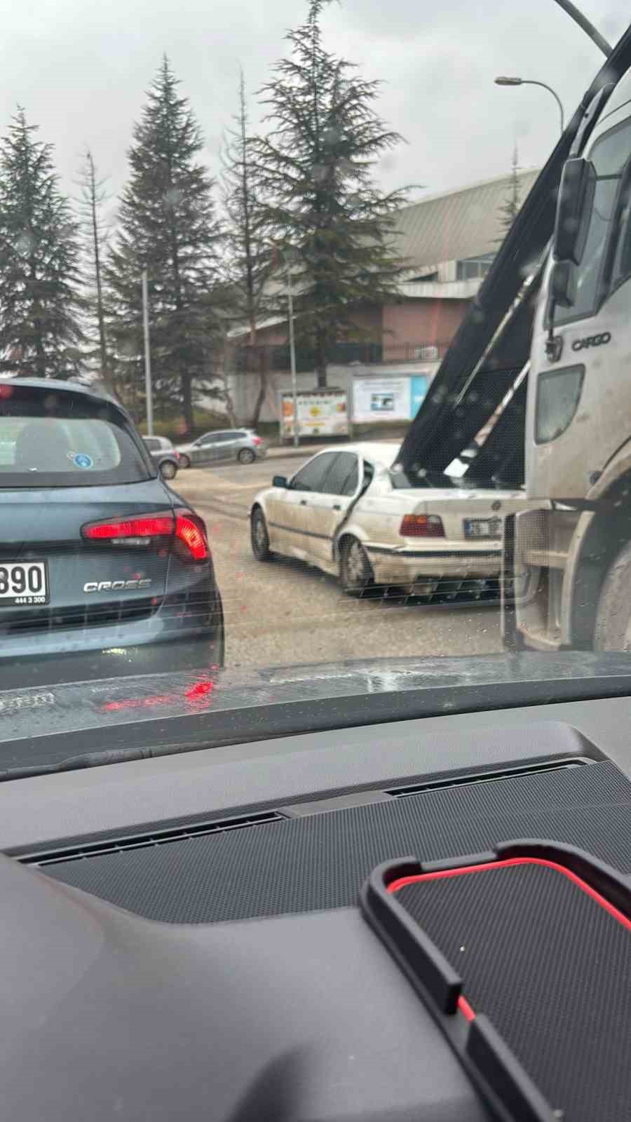 Kamyondaki demirler önündeki araca ok gibi saplandı, facia ucuz atlatıldı
