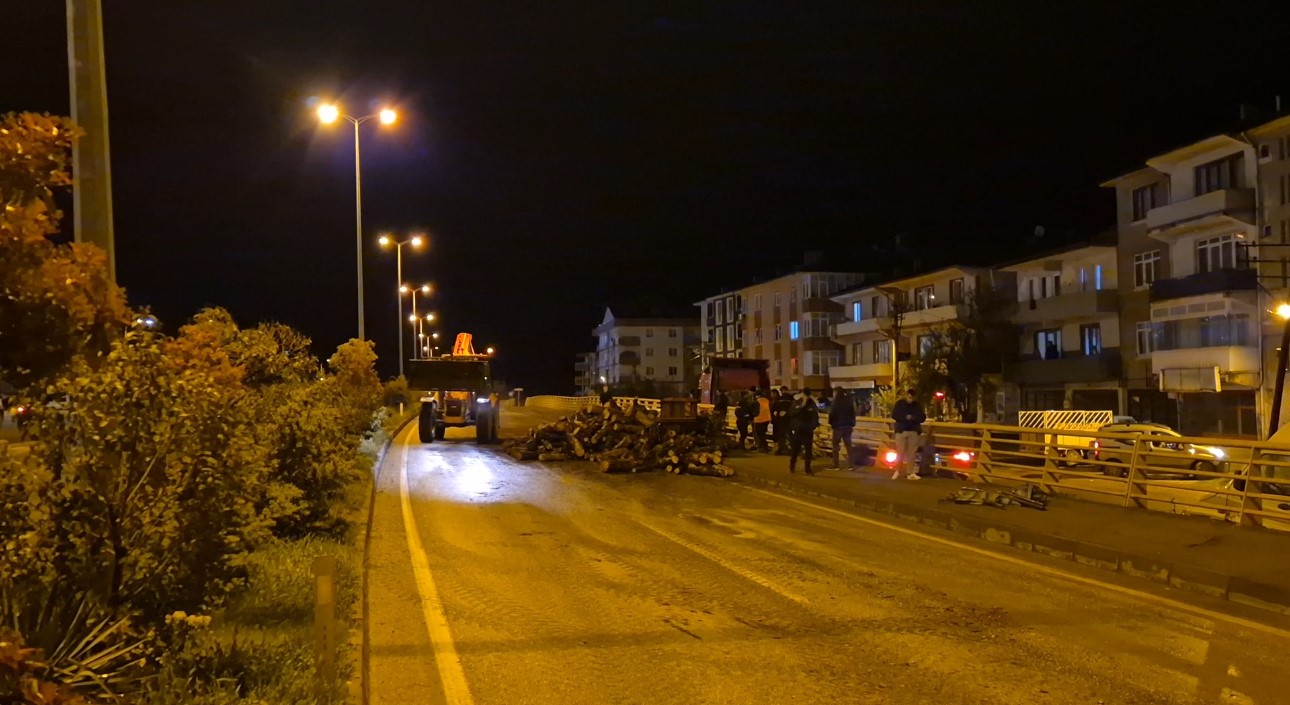 Kamyondan kara yoluna dökülen odunlar kaldırıldı

