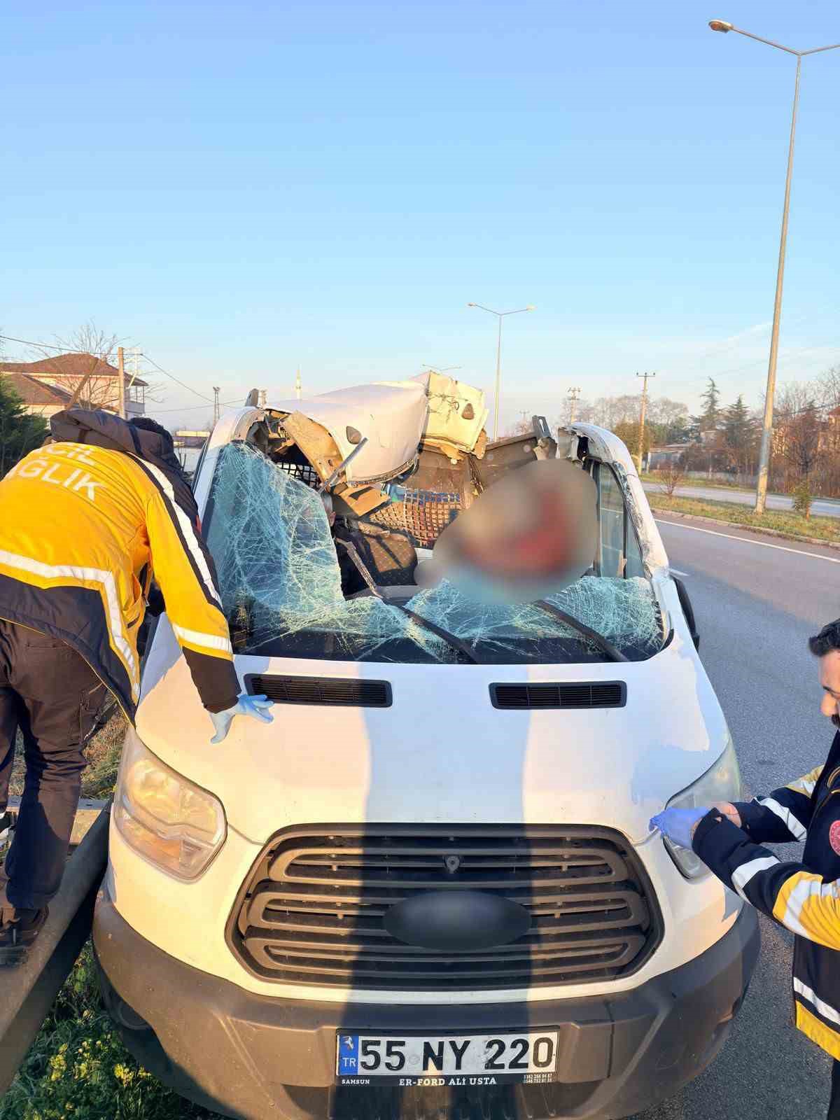 Kamyonet, beton köprü ayağı yüklü tıra çarptı: 1 ölü, 1 yaralı
