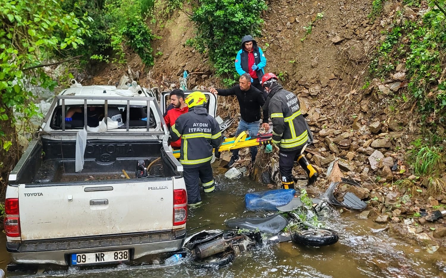 Kamyonet dere yatağına düştü: 2 yaralı
