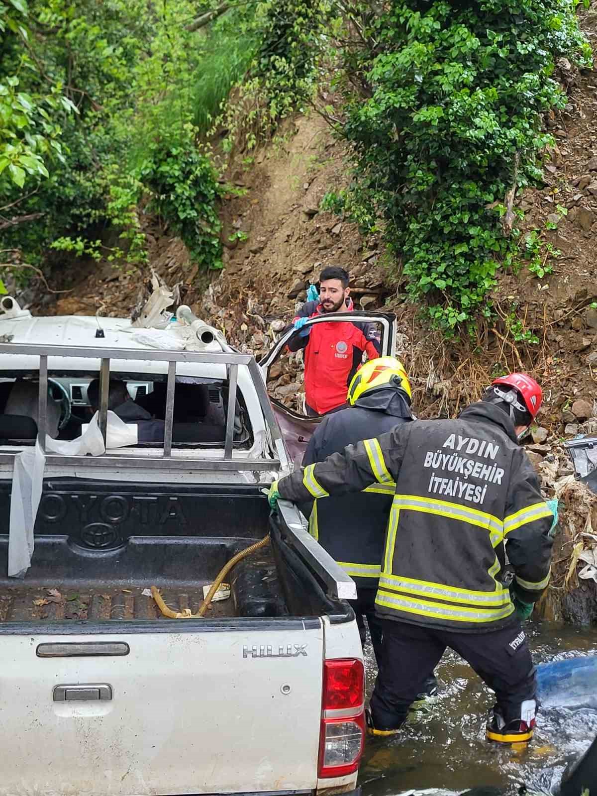 Kamyonet dere yatağına düştü: 2 yaralı
