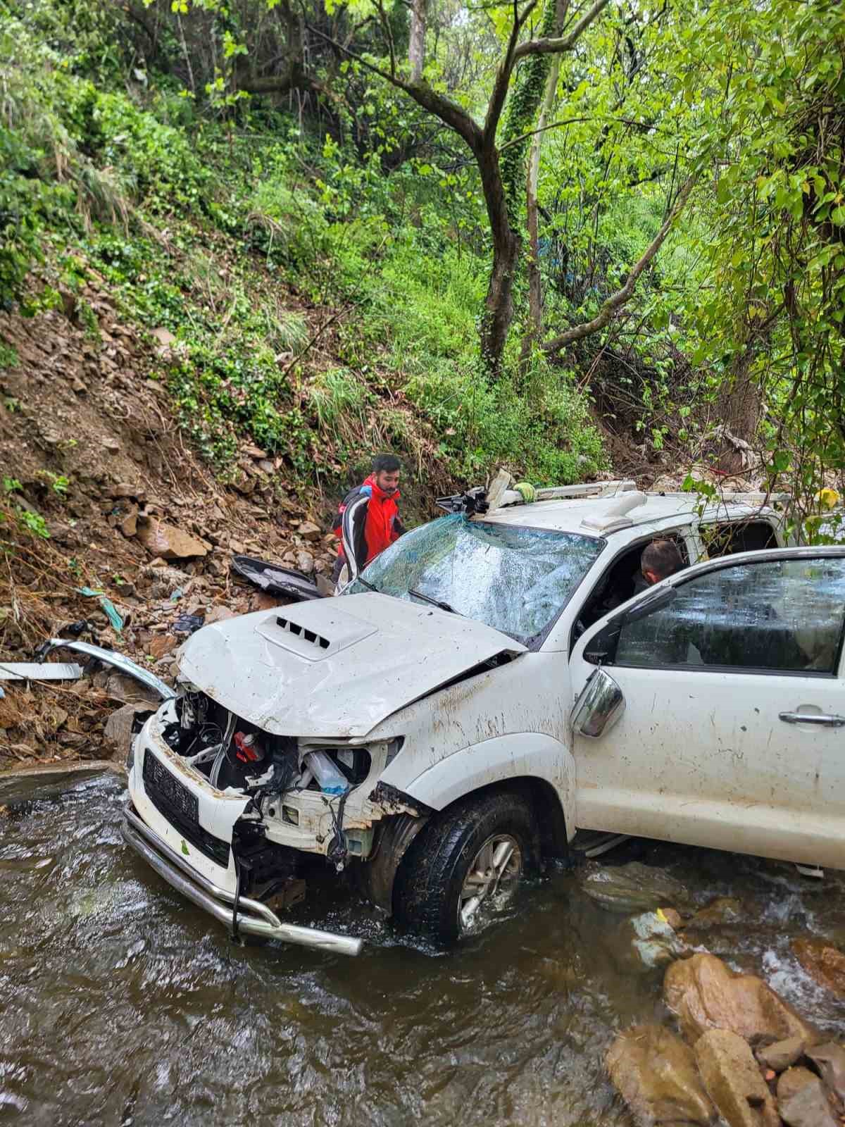Kamyonet dere yatağına düştü: 2 yaralı
