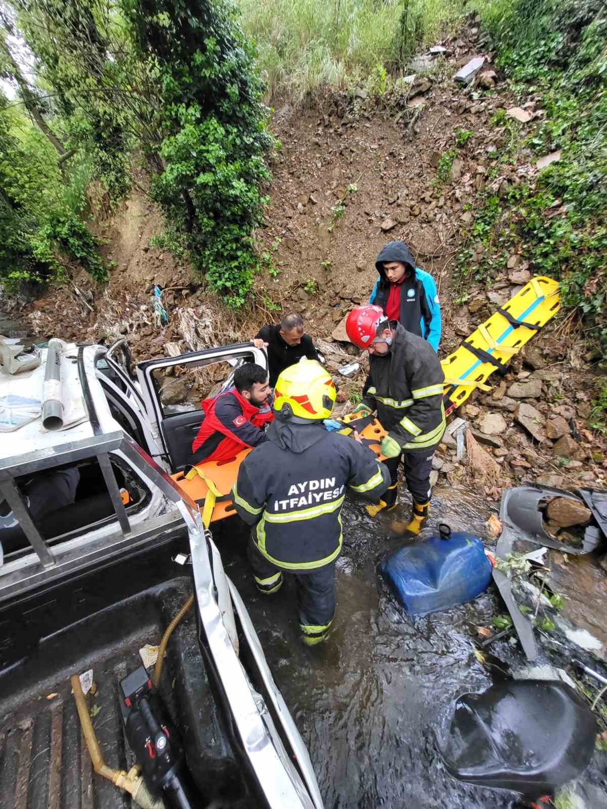 Kamyonet dere yatağına düştü: 2 yaralı
