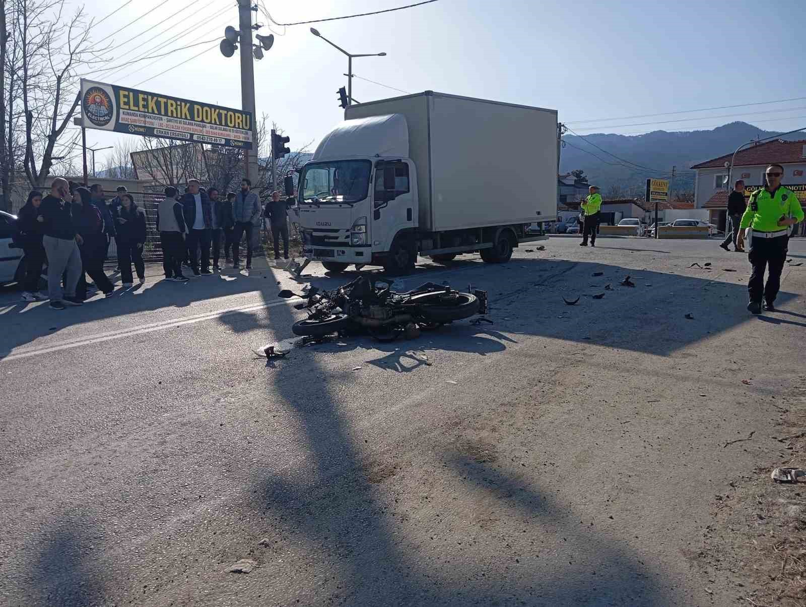 Kamyonet ile çarpışan motosikletin sürücüsü hayatını kaybetti
