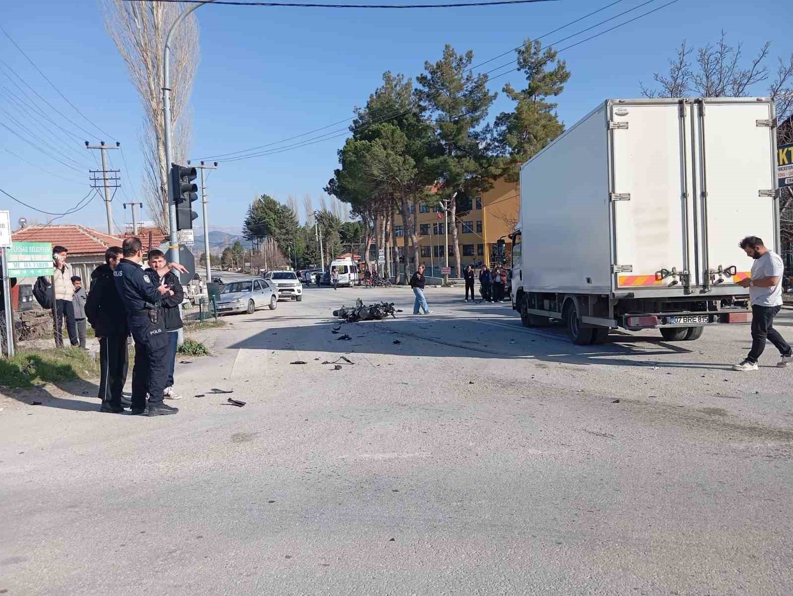 Kamyonet ile çarpışan motosikletin sürücüsü hayatını kaybetti
