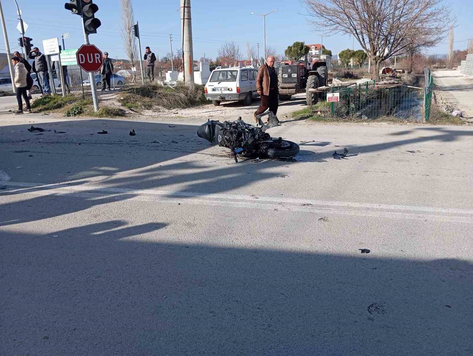 Kamyonet ile çarpışan motosikletin sürücüsü hayatını kaybetti
