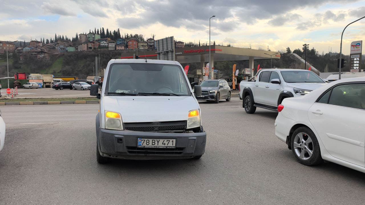 Kamyonet ile çarpışan motosikletteki 2 kişi yaralandı
