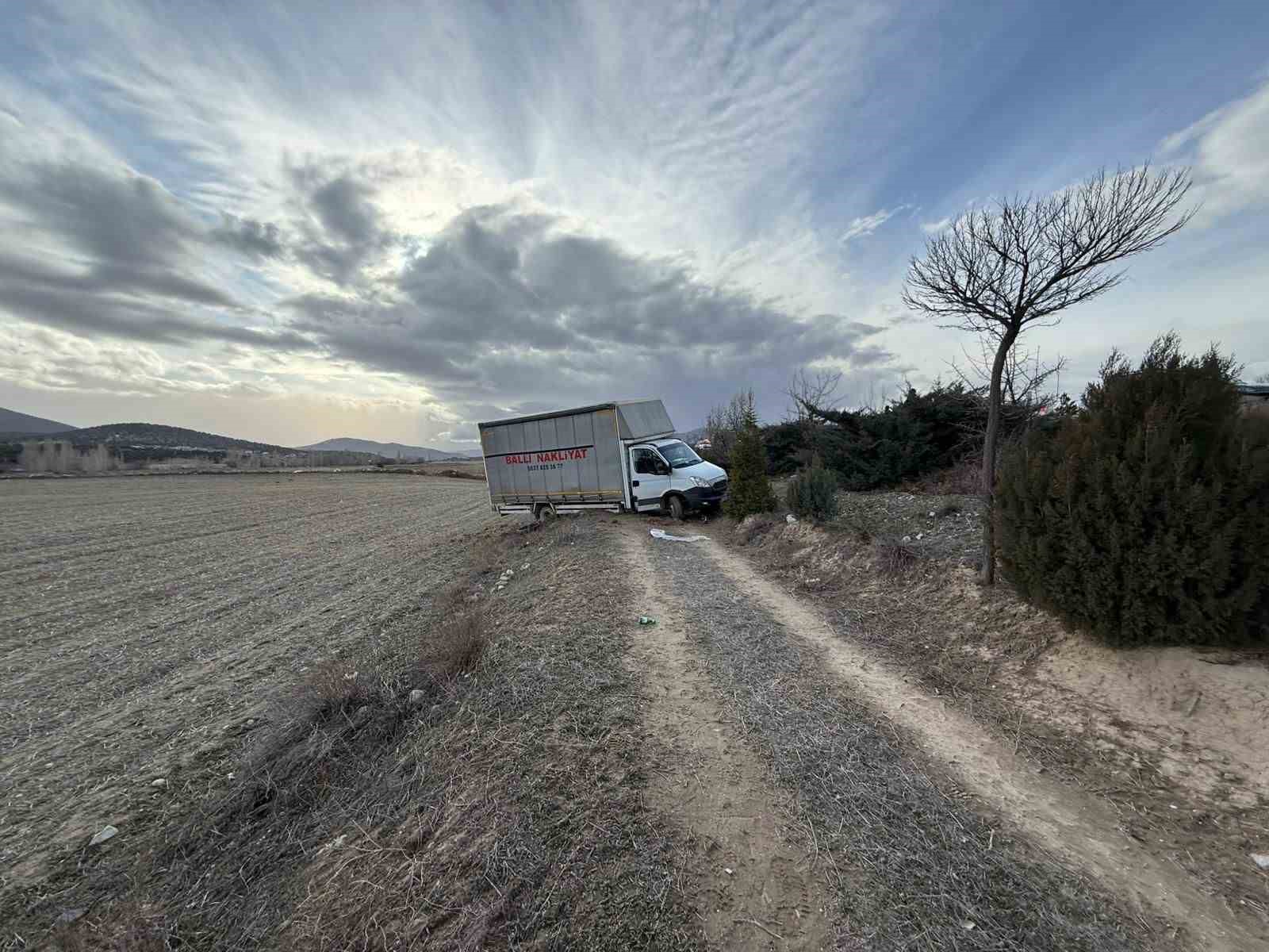 Kamyonet ile otomobil çarpıştı, 3 kişi yaralandı
