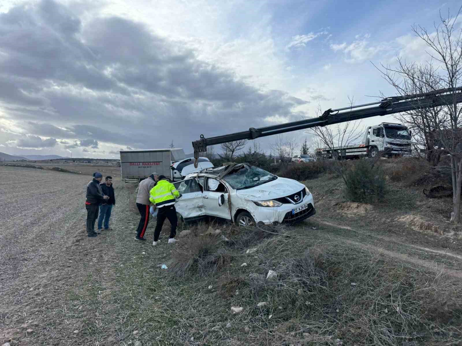 Kamyonet ile otomobil çarpıştı, 3 kişi yaralandı
