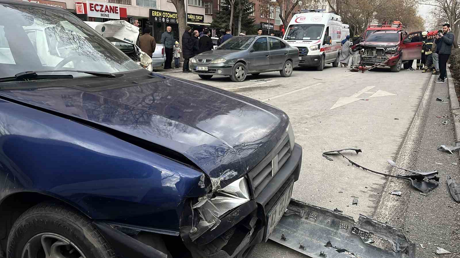 Kamyonet, kırmızı ışıkta bekleyen 7 aracın arasına daldı: 2 yaralı
