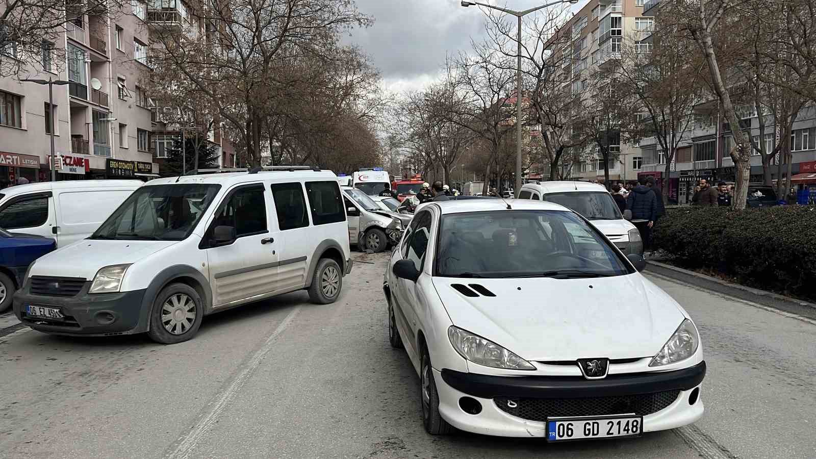 Kamyonet, kırmızı ışıkta bekleyen 7 aracın arasına daldı: 2 yaralı
