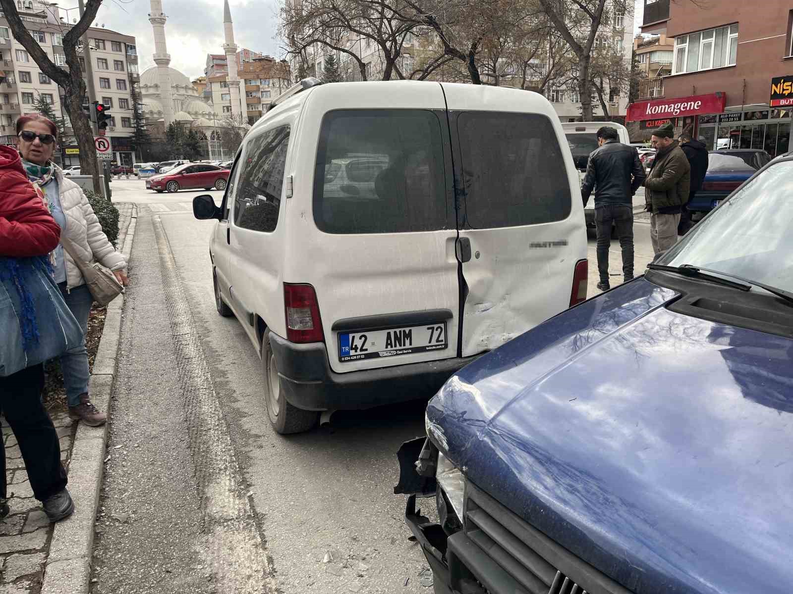 Kamyonet, kırmızı ışıkta bekleyen 7 aracın arasına daldı: 2 yaralı
